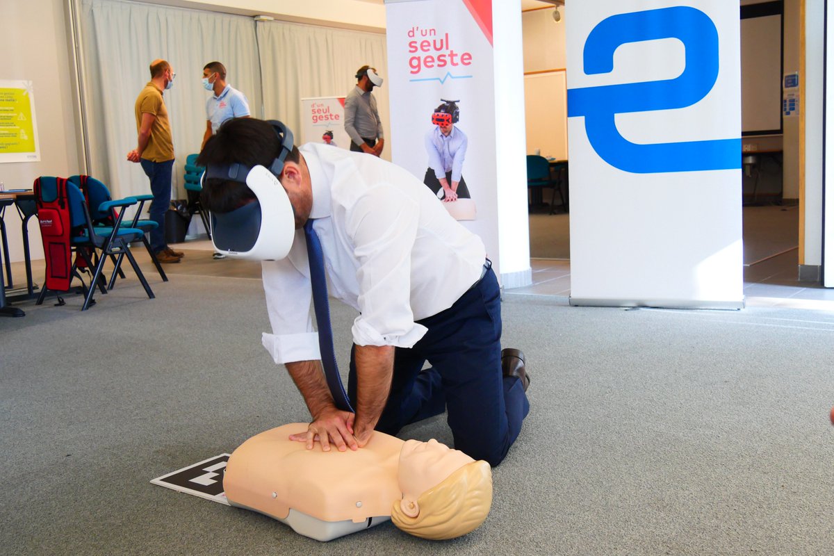 JCColasRoy's tweet photo. 🩺 Aux côtés d'@enedis_alpes pour participer à la formation immersive aux gestes de premiers secours dispensée par @dunseulgeste. 

👏 Merci de mettre pratique la loi créant le statut de #CitoyenSauveteur, que j’ai portée avec @huguesrenson. 

👉 Alerter | Masser | Défibriller https://t.co/5eo7K1att9