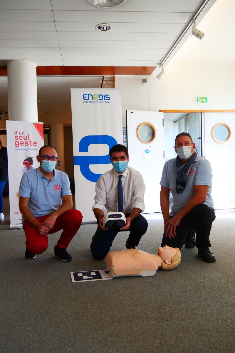 JCColasRoy's tweet photo. 🩺 Aux côtés d'@enedis_alpes pour participer à la formation immersive aux gestes de premiers secours dispensée par @dunseulgeste. 

👏 Merci de mettre pratique la loi créant le statut de #CitoyenSauveteur, que j’ai portée avec @huguesrenson. 

👉 Alerter | Masser | Défibriller https://t.co/5eo7K1att9