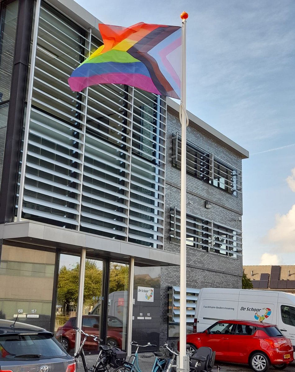 Ook bij ons wappert deze maand de progress vlag vanaf ComingOutDay.

deschoor.nl/dekrachtvanver…