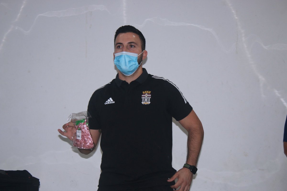 FCC_Cantera's tweet photo. ALEVÍN | Arranca la #LigaDeValores de nuestra cantera, con una charla inicial a nuestros alevines.
Realizarán como actividad dentro de la campaña #FútVolconVdeValores la venta de lazos rosas en apoyo de CANVI y @AeccCartagena 🎀
#ApadrinamientoCausaSolidaria https://t.co/kTvcLEhXBQ