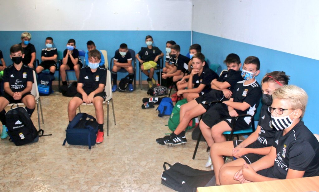 FCC_Cantera's tweet photo. ALEVÍN | Arranca la #LigaDeValores de nuestra cantera, con una charla inicial a nuestros alevines.
Realizarán como actividad dentro de la campaña #FútVolconVdeValores la venta de lazos rosas en apoyo de CANVI y @AeccCartagena 🎀
#ApadrinamientoCausaSolidaria https://t.co/kTvcLEhXBQ
