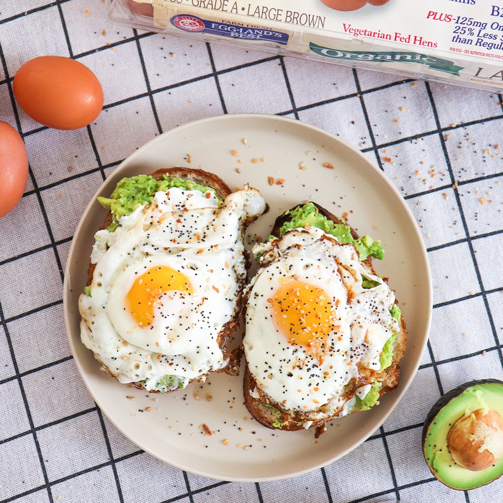 EgglandsBest's tweet photo. Don't know what to make for breakfast? This EB egg sandwich which is packed with protein & healthy fats to keep you fueled through the work day 💪🏼
✶
✶
#OnlyEB #madewithEB #onlyfeedmeEB #thEBest #egglandsbest #everythingseasoning #EBTB #avocado #toast #friedeggs https://t.co/zgBLmCJ8DV