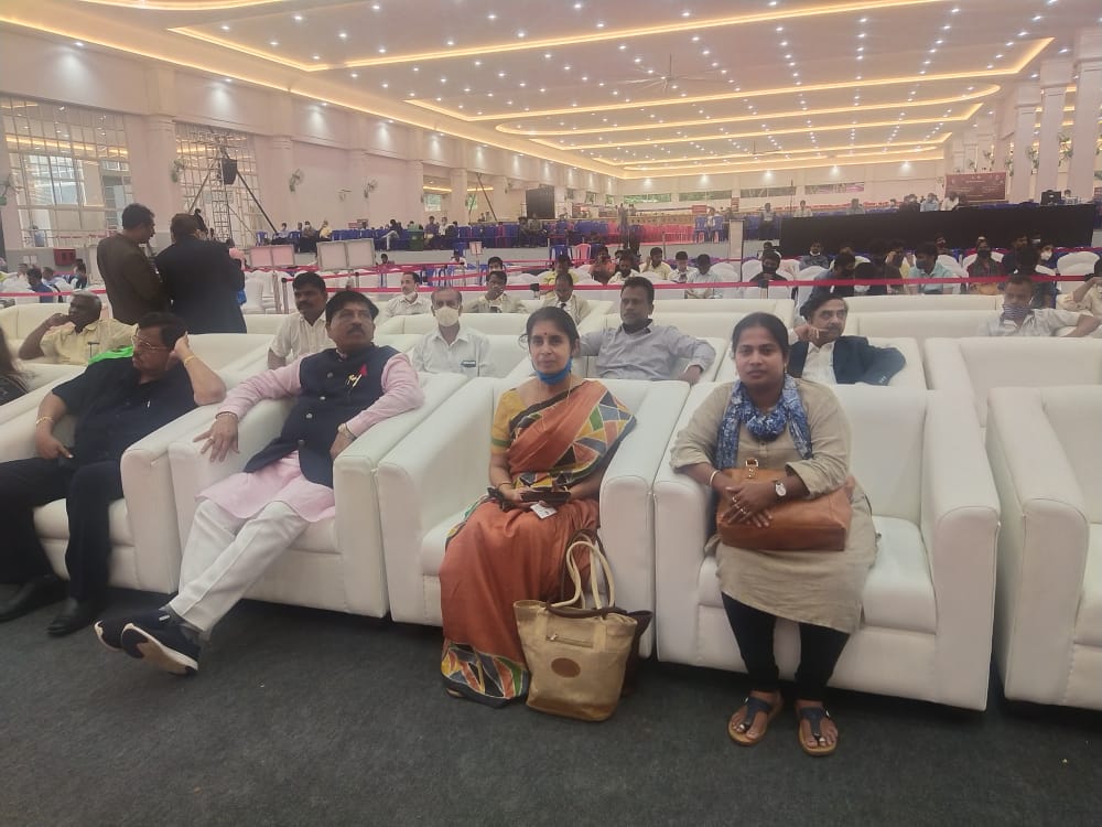 Geethakulamarva's tweet photo. Met #MurugeshNirani the Honourable Minister of Large and medium Industries of Karnataka at #UdyamiAaguUdyogaNeedu organized by Government of Karnataka. https://t.co/Q2kRld91Dz