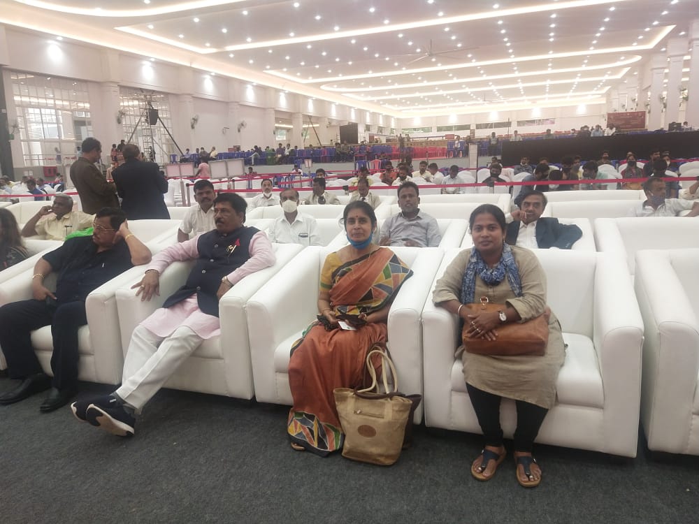 Geethakulamarva's tweet photo. Met #MurugeshNirani the Honourable Minister of Large and medium Industries of Karnataka at #UdyamiAaguUdyogaNeedu organized by Government of Karnataka. https://t.co/Q2kRld91Dz