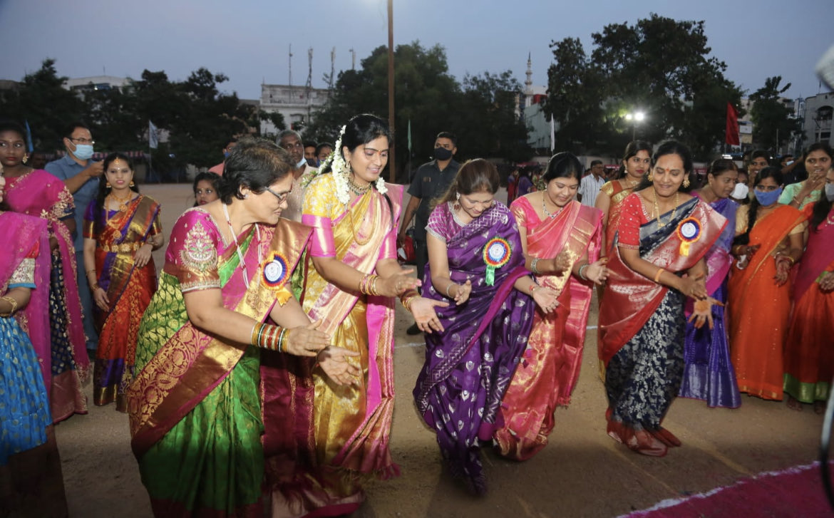 PramodChturvedi's tweet photo. #Hyderabad : A spectacular display of cultural pride of #Telangana ,  #Bathukama celebrated by women police officers.

⁦@hydcitypolice⁩ ⁦@CPHydCity⁩ ⁦@AddlCPCrimesHyd⁩ https://t.co/NP7FFoZnhd