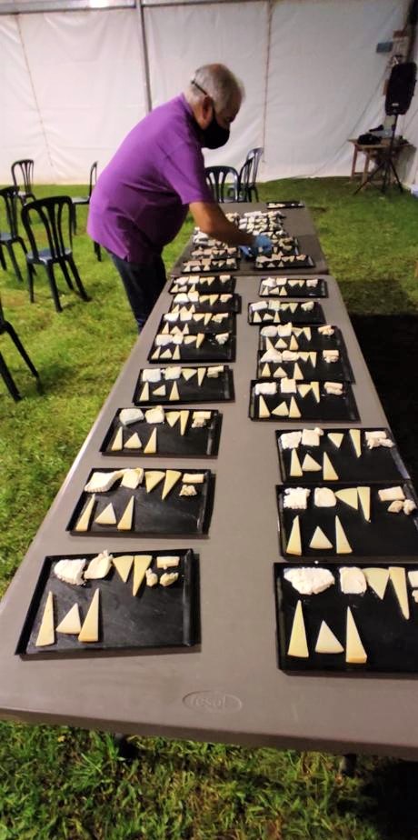 eapallars's tweet image. A la jornada 'La #llet i els #formatges del #Pallars' que vam organitzar a la #FiraRamadera de la Pobleta de Bellveí, vam parlar de les propietats nutricionals de la🥛amb la nutricionista Cristina Subias i de les característiques organolèptiques del🧀amb Tros de Sort. #EAPallars