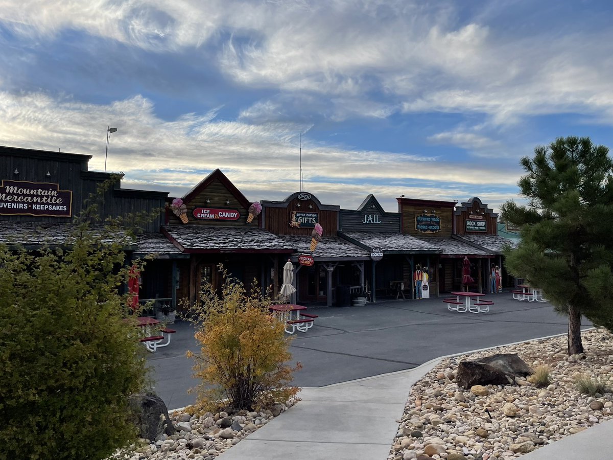 geogeekhayley's tweet image. Good morning Bryce Canyon! UGIC Day One = ArcGIS Hub Workshop. Enjoy these pics of the walk from breakfast to our workshop room 😄