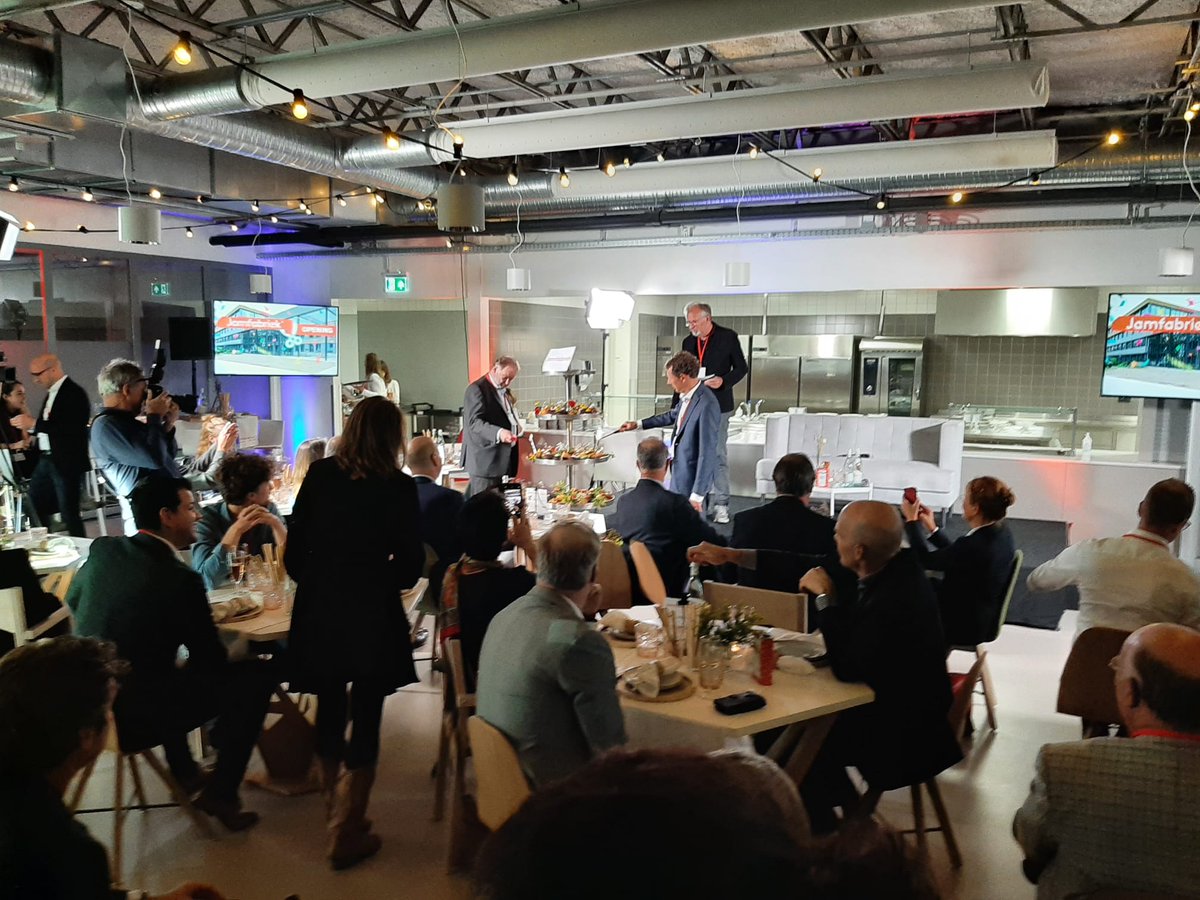Jamfabriek is officieel geopend door wethouder Jan Hoskam en directeur @bim_denbosch Maurice Horsten! Hoskam: ''Vanaf dag 1 ben ik betrokken geraakt bij Jamfabriek en ik was meteen geraakt door de mensen hier. Ik kan niet anders zeggen dan dat ik  een tevreden wethouder ben.''