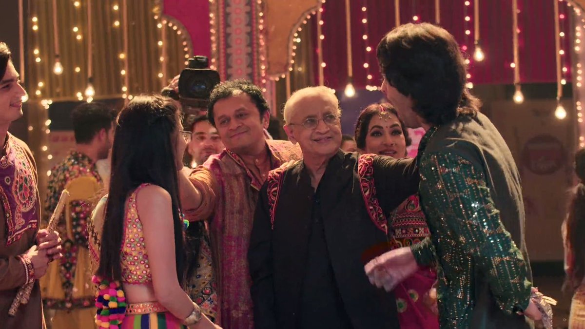 mishbirpics's tweet photo. MishBir &amp; family celebrating Navaratri ✨💛

#MishBir | #YehRishteyHainPyaarKe https://t.co/Mdm3Kmt6Ti