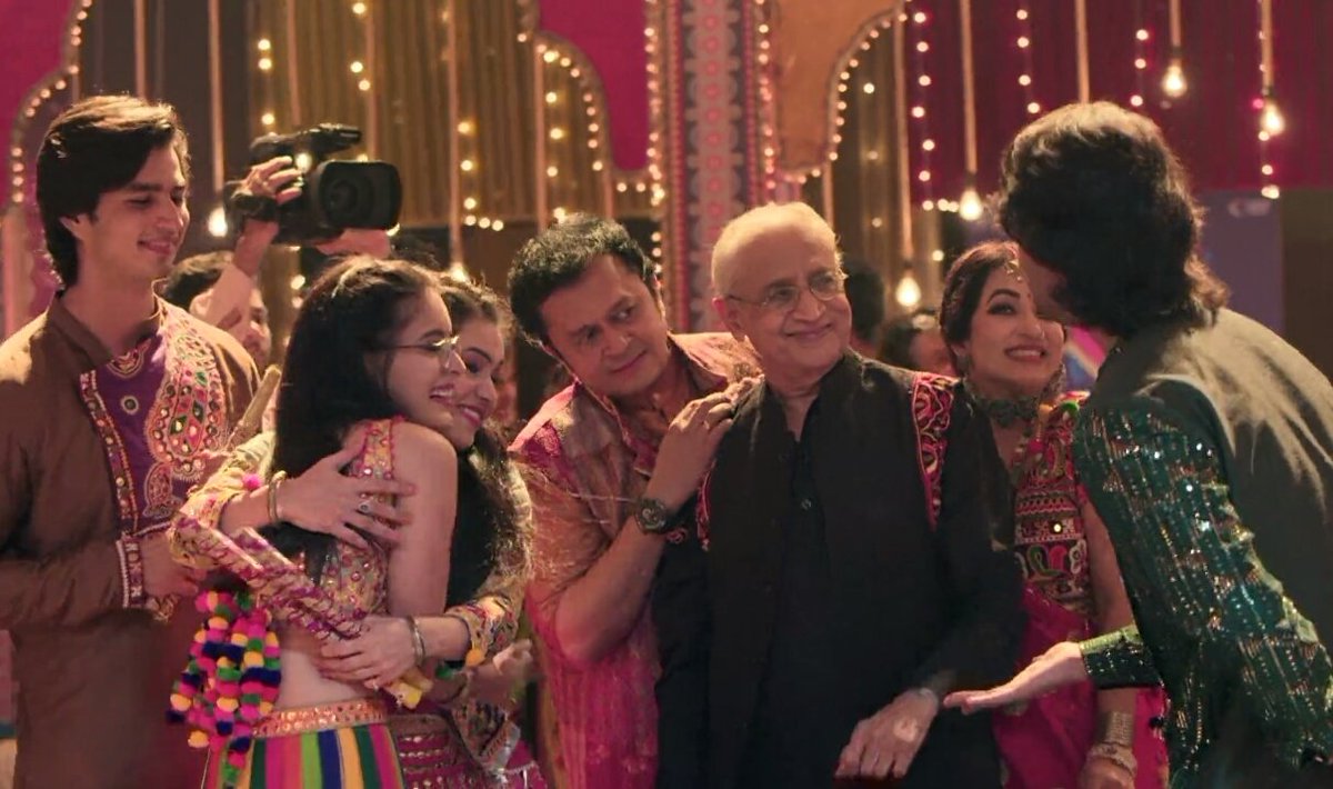 mishbirpics's tweet photo. MishBir &amp; family celebrating Navaratri ✨💛

#MishBir | #YehRishteyHainPyaarKe https://t.co/Mdm3Kmt6Ti
