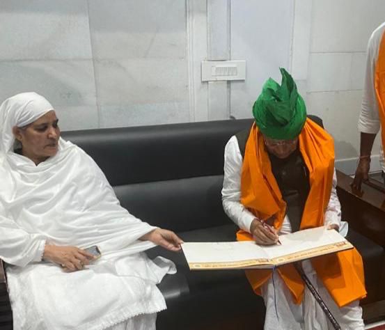 AbhaySChautala's tweet photo. चौधरी ओमप्रकाश चौटाला जी ने आज अमृतसर स्थित श्री हरमिंदर साहिब (स्वर्ण मंदिर) गुरुद्वारे में पहुंचकर श्री गुरुग्रन्थ साहिब के समक्ष शीश नवाया।

 किसान आंदोलन में शहीद हुए किसानों की आत्मा की शांति एवं समस्त देशवासियों के सुख एवं समृद्धि के लिए अरदास की। https://t.co/ZFnk7b6e52