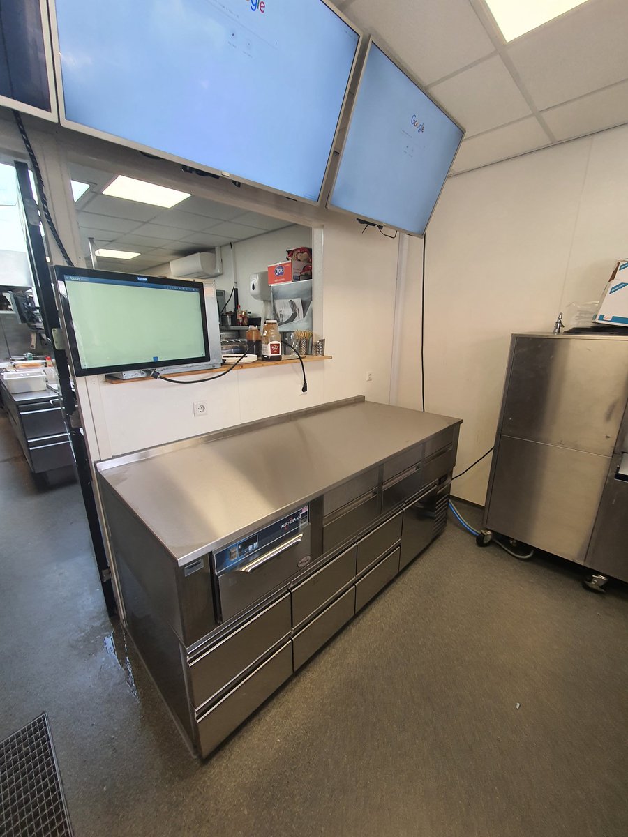 Plaatsing &amp; Levering RVS maatwerk meubel met lade sectie en #altoshaam #snackbar #horeca #grootkeukentechniek #grootkeuken #rvsmaatwerk #roestvaststaal