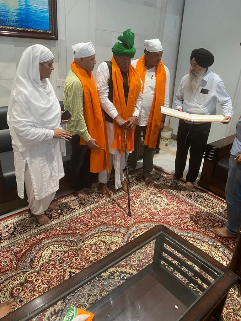 AbhaySChautala's tweet photo. चौधरी ओमप्रकाश चौटाला जी ने आज अमृतसर स्थित श्री हरमिंदर साहिब (स्वर्ण मंदिर) गुरुद्वारे में पहुंचकर श्री गुरुग्रन्थ साहिब के समक्ष शीश नवाया।

 किसान आंदोलन में शहीद हुए किसानों की आत्मा की शांति एवं समस्त देशवासियों के सुख एवं समृद्धि के लिए अरदास की। https://t.co/ZFnk7b6e52