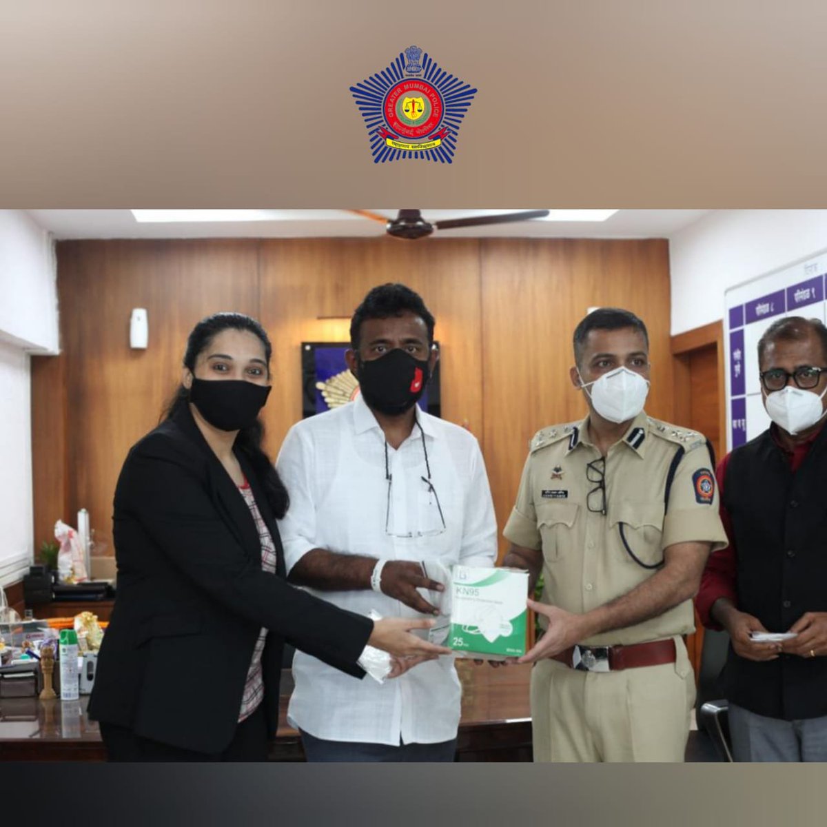 MumbaiPolice's tweet photo. @mumbaipolice च्या जवानांसाठी सिडनी येथून भारतात ५०,००० एन-९५ मास्क विनामूल्य आणून वितरित केल्याबद्दल @cathaypacificIN, @visionrescue @bijuthampy यांचे धन्यवाद.

#कोरोनाविरुद्ध_एकजूट
#StrongerTogether https://t.co/I173oCe8EF