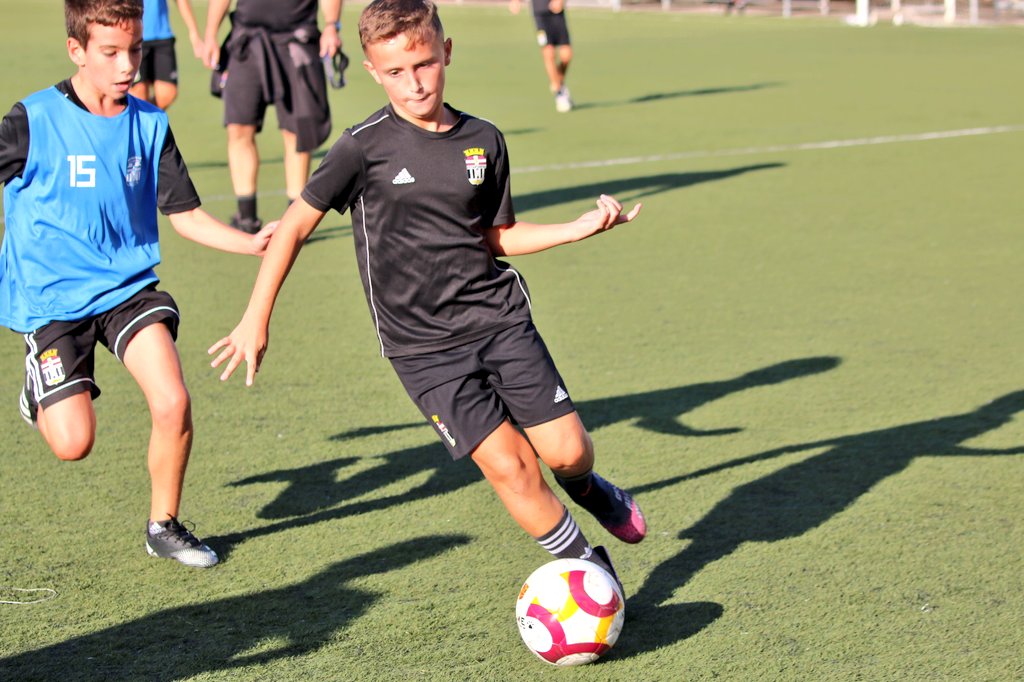 FCC_Cantera's tweet photo. ⚽Ya en marcha la III edición de la #LigaDeValores en Ciudad Jardín.
Primer partido entre Alevín B y Alevín A, con la tarjeta blanquinegra protagonista para sumar puntos en acciones positivas durante el partido.
#CanteraAlbinegra https://t.co/tw4RSKM0Ga