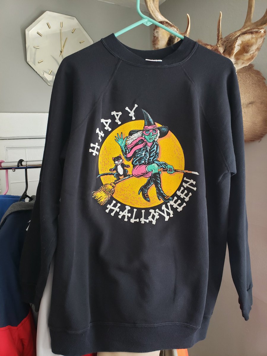 TooHotVintage's tweet photo. Vintage Halloween Crewneck Sweater. Excellent condition. XL. Only $30!!! DM to purchase. https://t.co/5ct32xXh8O