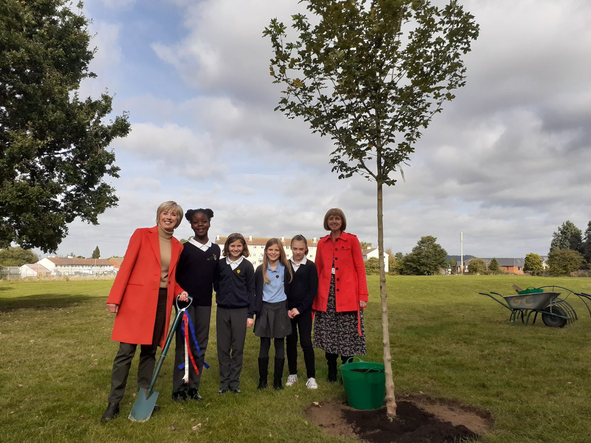 SybilRuscoe's tweet image. Proud to join wonderful pupils of Moat Primary #Matson #Gloucester today to plant their #QGCCelebrationTree one of 70 UK-wide school trees from @QGCanopy to mark HM The Queen&apos;s 70th Platinum Jubilee. Well done Moat Primary! #treeplanting #environment #nature🌳🌱#Gloucestershire