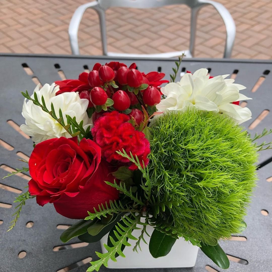 NBCityCenter's tweet photo. Lovely Arrangements for your Outdoor Events 🌹🌻

Loving these Dahlias from @redwoodflorist in these Red &amp; White arrangements with Green Trick Dianthus, Hypericum Berries, Grevillea foliage, etc. 

#centerpieces #hypericumberries #greentrick #redwoodflorist #newbrunswicknj https://t.co/tTgNgXaqwF