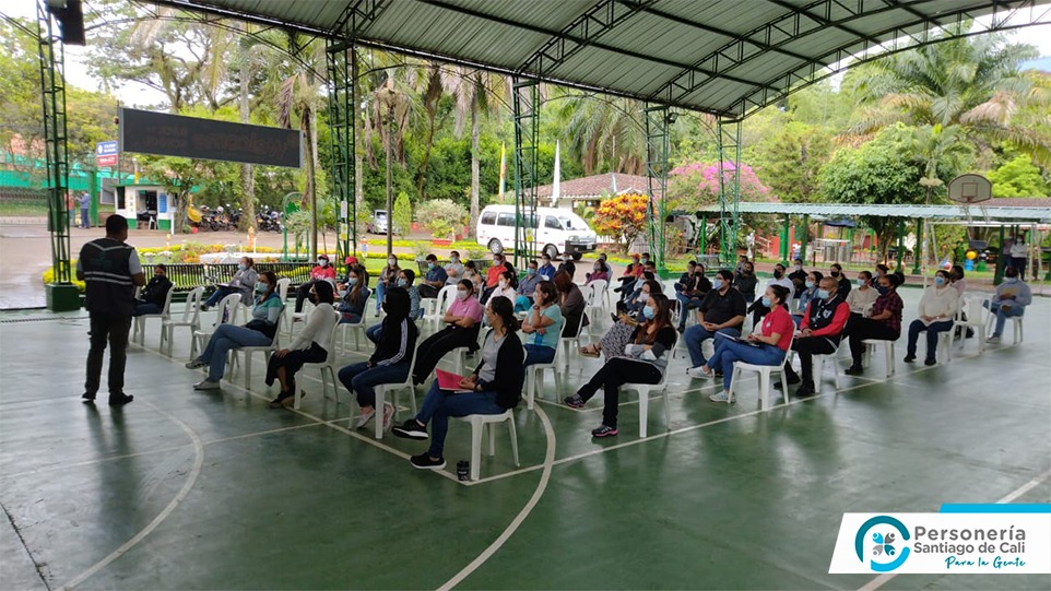 personeriacali's tweet photo. En el marco de la semana de receso académico de los estudiantes, realizamos capacitación a Directivos y Docentes del .@Coldianaoese, para fortalecer sus conocimientos en la activación de rutas de atención en casos de vulneración de derechos a los niños, niñas y adolescentes. https://t.co/5q8SY2Mk01