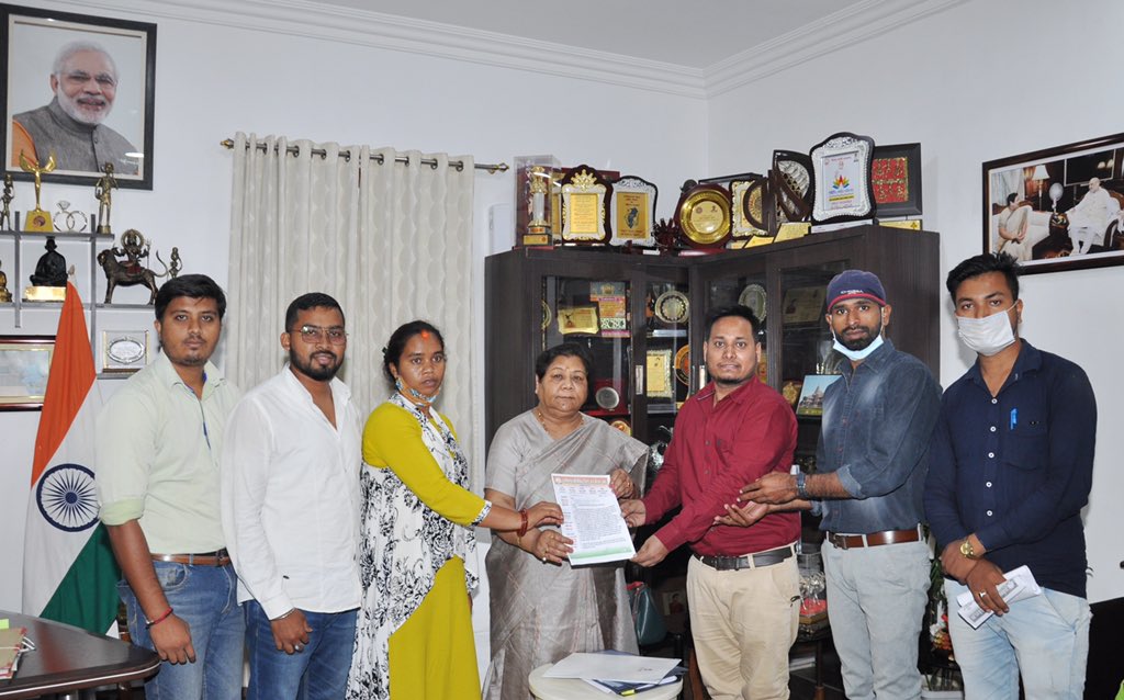 राज्यपाल सुश्री अनुसुईया उइके से राजभवन में छत्तीसगढ़ प्रशिक्षित डी.एड. एवं बी.एड. संघ रायपुर के नेतृत्व में प्रतिनिधिमण्डल ने मुलाकात की। प्रतिनिधिमण्डल ने शिक्षक भर्ती के संबंध में ज्ञापन सौंपा।
