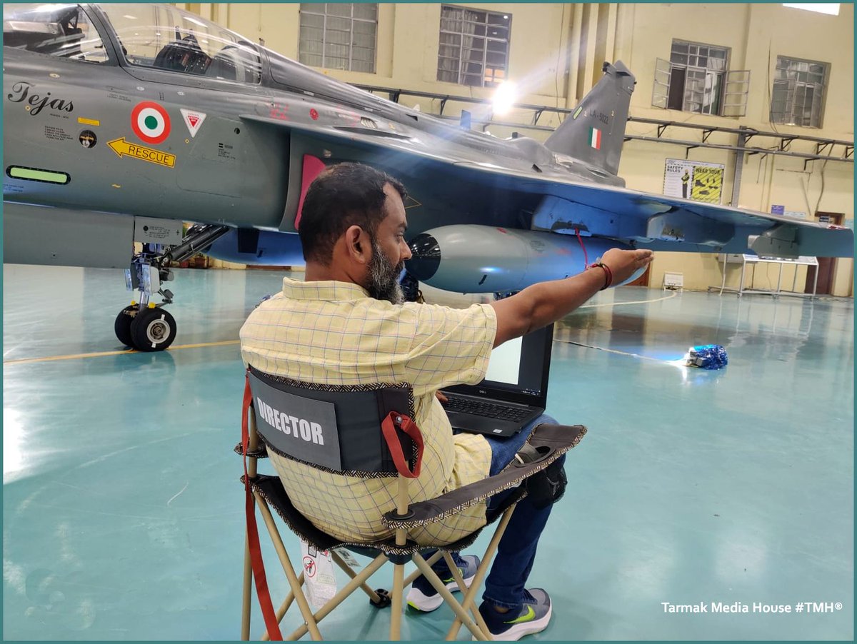 writetake's tweet photo. Meanwhile in Bangalore, a mad man has begun yet another chase -- #HamaraTejas.🇮🇳 

#Avgeeks @tarmakmedia https://t.co/e6rgPQHAHg