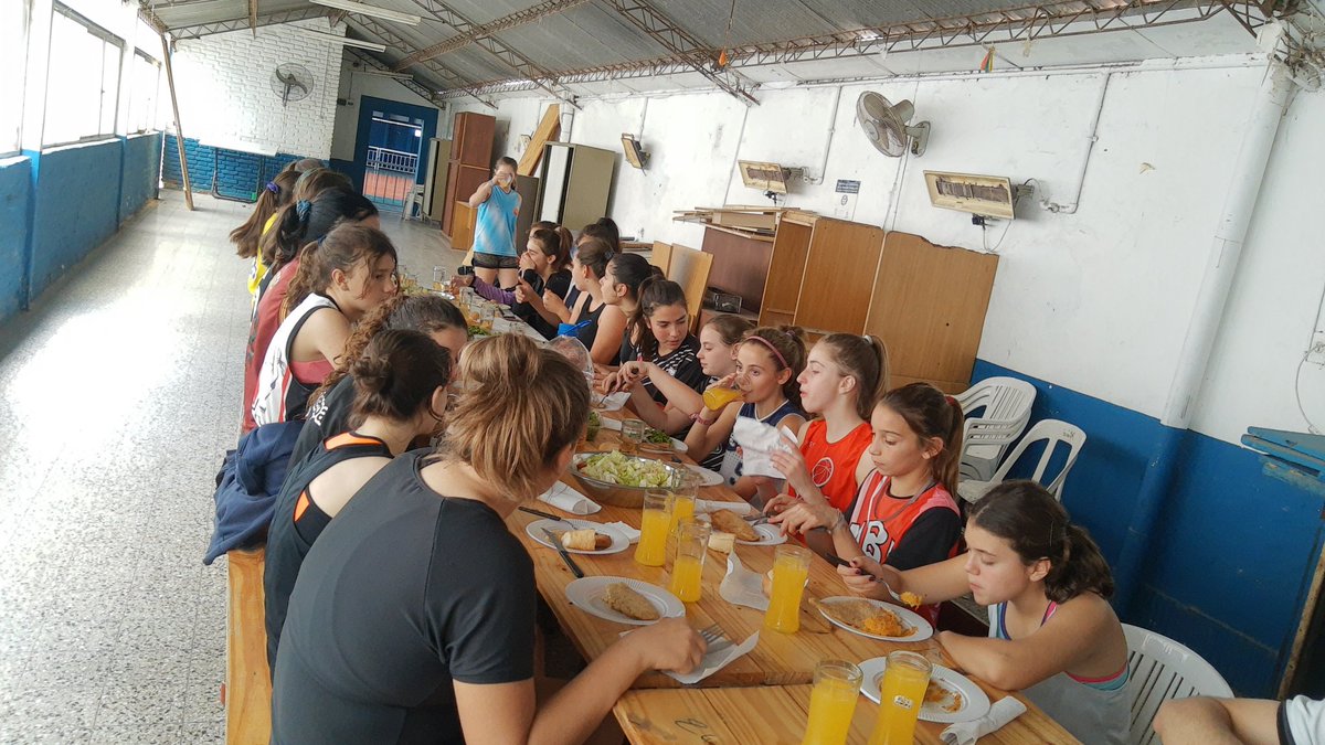 asbprensa's tweet image. #ProyectoDesarrollo 🏀

🍽️ ¡Momento de almorzar para nuestras Mini y U13!

💙❤️🤍 #VamosASB