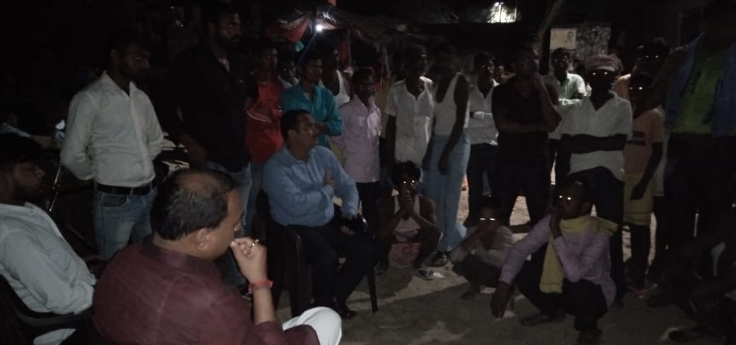 Avinash Trivedi - Bablu (@mla_avinash) on Twitter photo अपने विधान सभा क्षेत्र के ग्राम दुघरा में श्री बेनी रावत के पुत्र ने ससुराल द्वारा किये जा रहे प्रताड़ना से परेशान करने पर आज आत्म हत्या कर ली l उनके घर जाकर शोक संतप्त परिवार को सांत्वना दी तथा मौके पर थाना प्रभारी इटौंजा को बुलाकर एफआईआर दर्ज करने के निर्देश दिये l
<a href="/BJP4UP/">BJP Uttar Pradesh</a> अपने विधान सभा क्षेत्र के ग्राम दुघरा में श्री बेनी रावत के पुत्र ने ससुराल द्वारा किये जा रहे प्रताड़ना से परेशान करने पर आज आत्म हत्या कर ली l उनके घर जाकर शोक संतप्त परिवार को सांत्वना दी तथा मौके पर थाना प्रभारी इटौंजा को बुलाकर एफआईआर दर्ज करने के निर्देश दिये l
<a href="/BJP4UP/">BJP Uttar Pradesh</a>