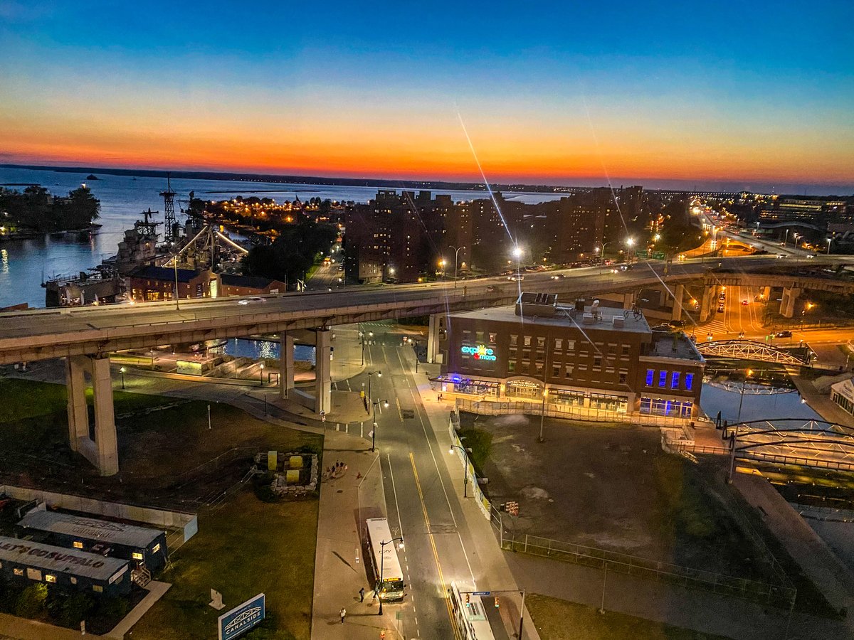 MarketingMayor's tweet photo. Beautiful sunset taken from the Courtyard Marriott, downtown Buffalo. 🌅 https://t.co/Nd62JsHSu1