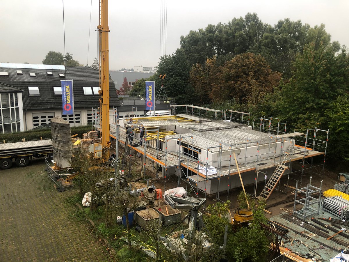 lotharjohnde's tweet photo. Tag 28: Dach wird langsam aufgebaut 😀 #lotharjohn #lohmannbau https://t.co/Hv5OESlQJs