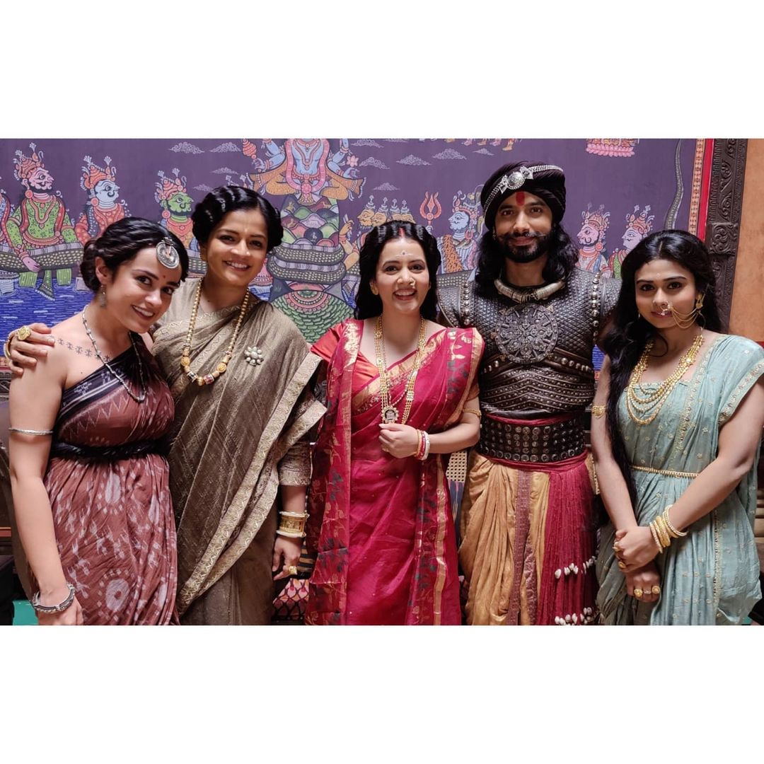 SsharadF's tweet photo. #SharadMalhotra #SsharadMalhotra @SHARADSMALHOTR1 #new #offscreen #pic with #Vidrohi #cast 😍😍😍❤ Loving their bonding 😇 https://t.co/MLikVy56pG