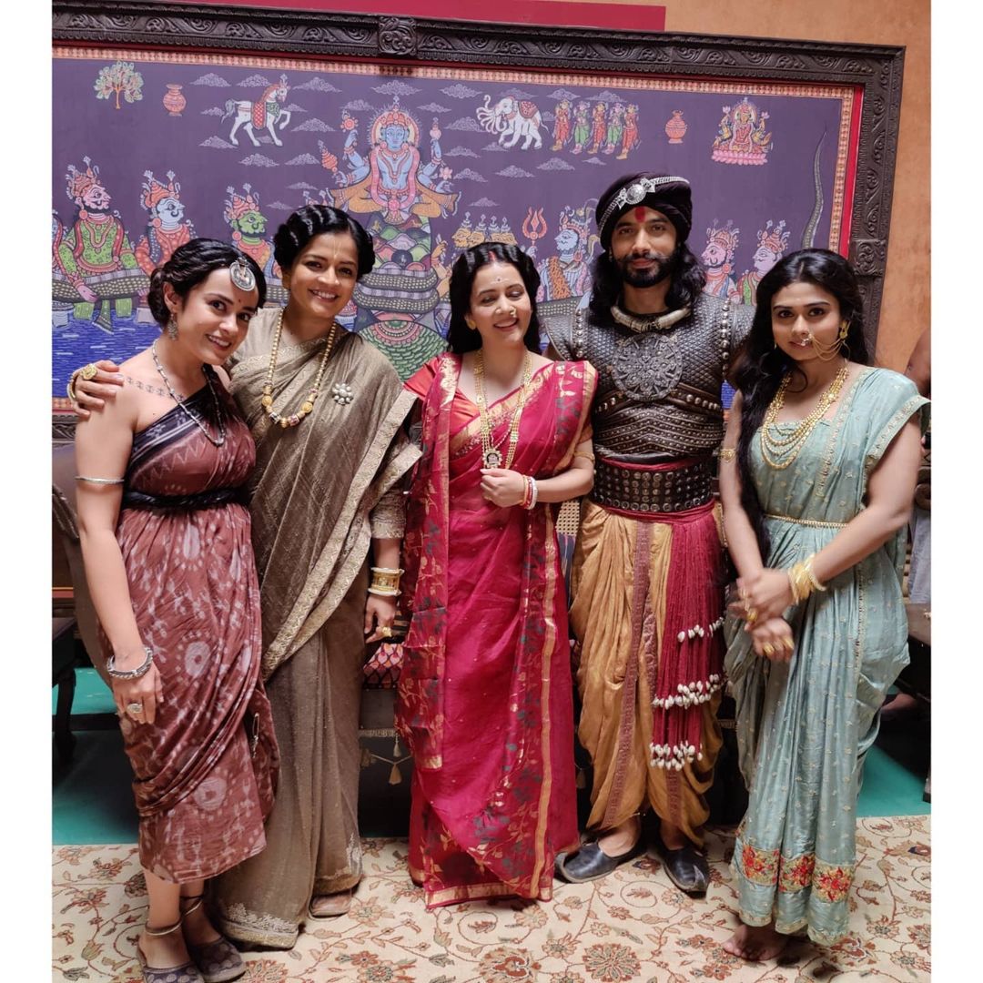 SsharadF's tweet photo. #SharadMalhotra #SsharadMalhotra @SHARADSMALHOTR1 #new #offscreen #pic with #Vidrohi #cast 😍😍😍❤ Loving their bonding 😇 https://t.co/MLikVy56pG