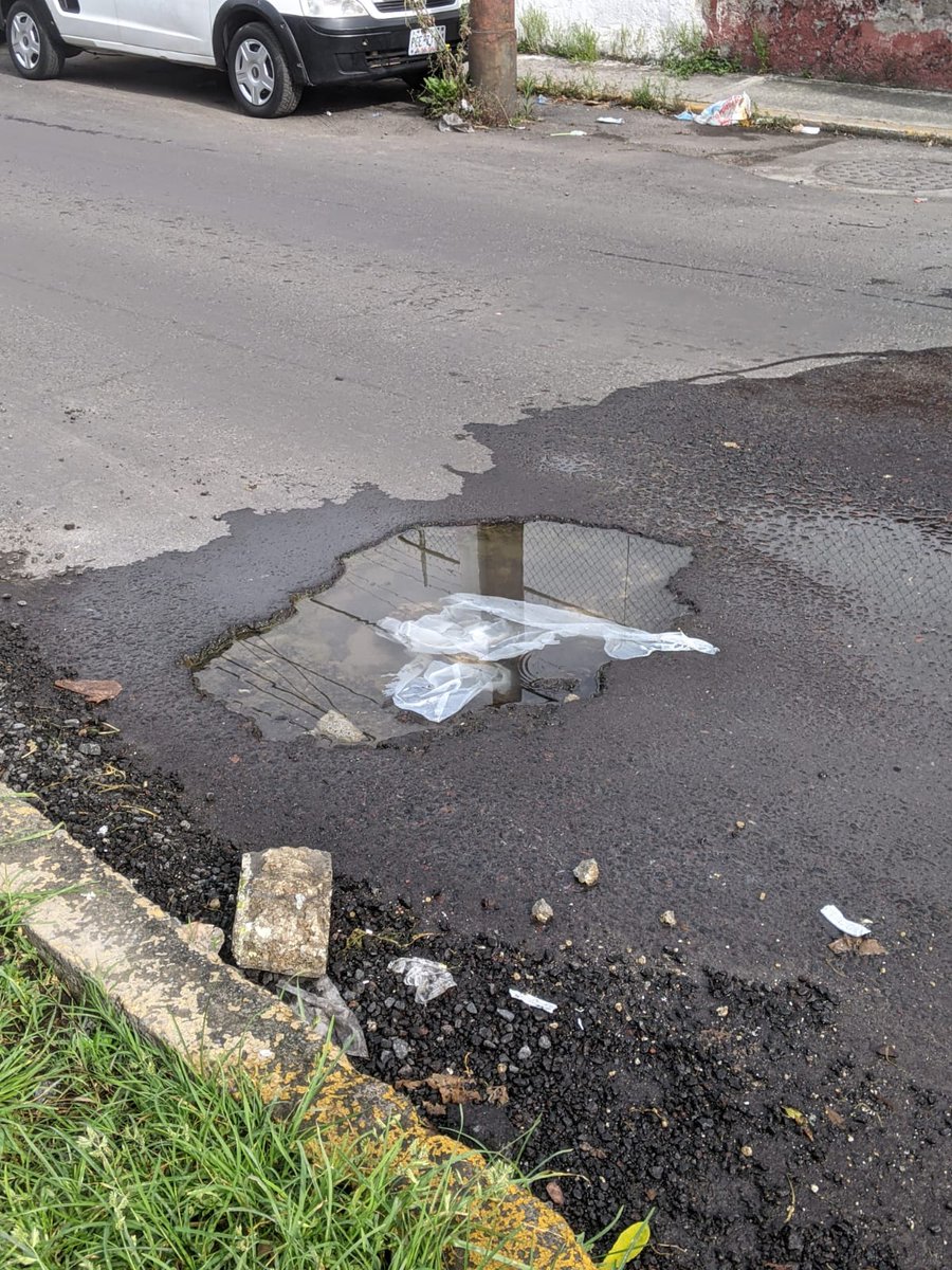 monkienandaahi's tweet photo. Así nuestra fuga de agua de más de un mes en @AzcapotzalcoMx @SacmexCDMX en sobre Av Encarnación Ortiz.
Por favor atiendan esto 🙏🏼😬 https://t.co/I5Jv67XEB4