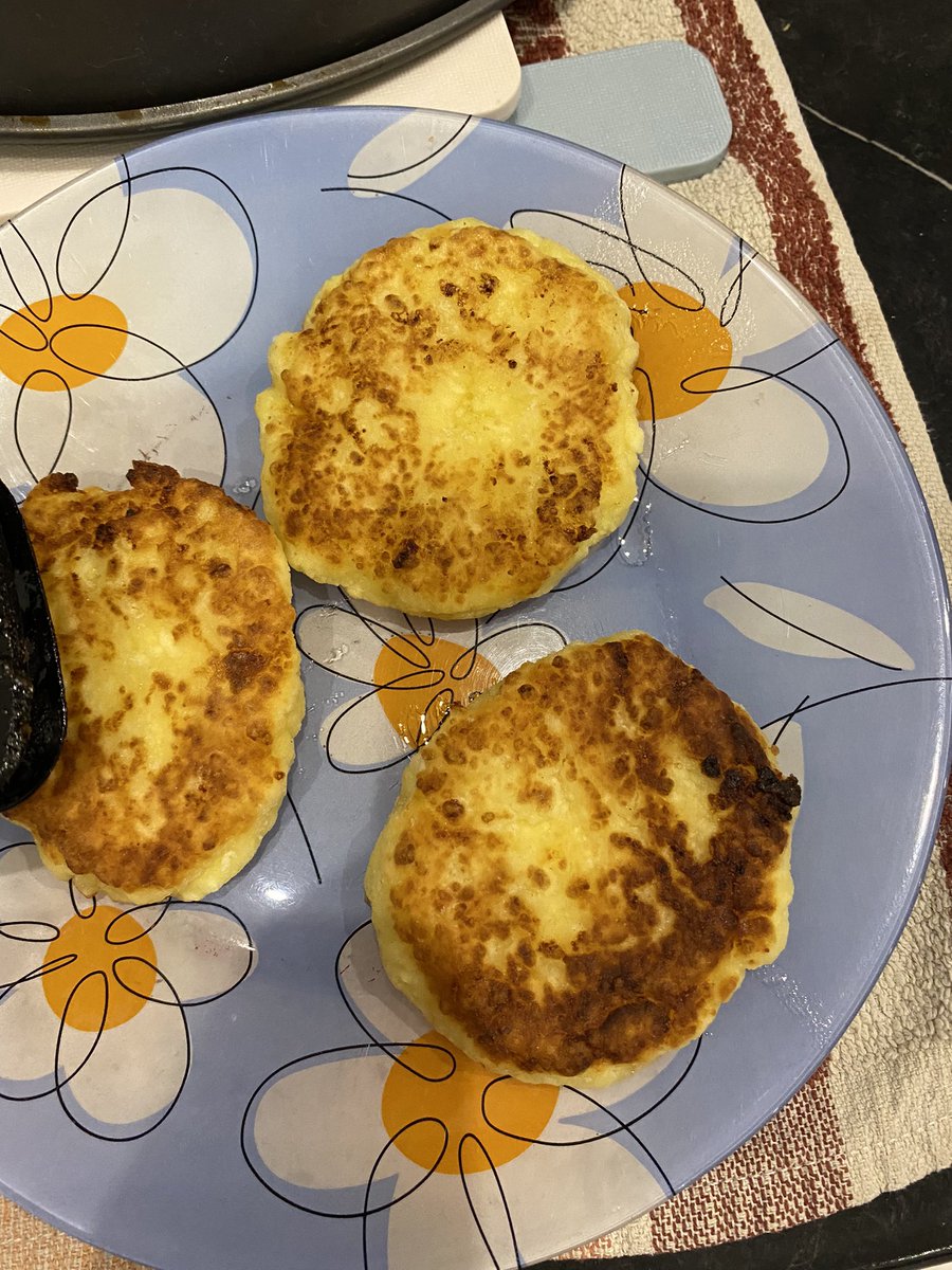 in__correctly's tweet photo. Вот сырнички 
Их вообщ�� 6 но я сфоткал заранее🥰 https://t.co/wGHhC1htVP
