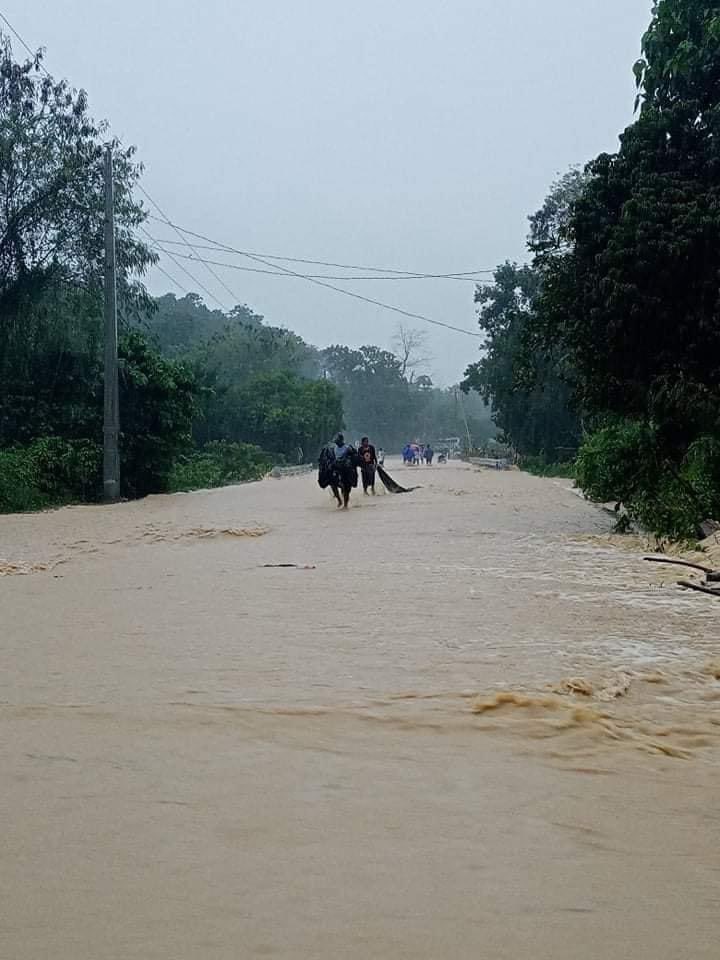 piaregion2's tweet photo. Pagtutulungan ang ipinairal ng mga magsasaka ng Zone 5 (Dasilig) , Quibal, Penablanca Cagayan upang maisalba ang kanilang inaning mais mula sa rumaragasang tubig-ulang hatid ng Bagyong Maring.

📷Jonabel de Castro https://t.co/bJ8MyX2ZHe