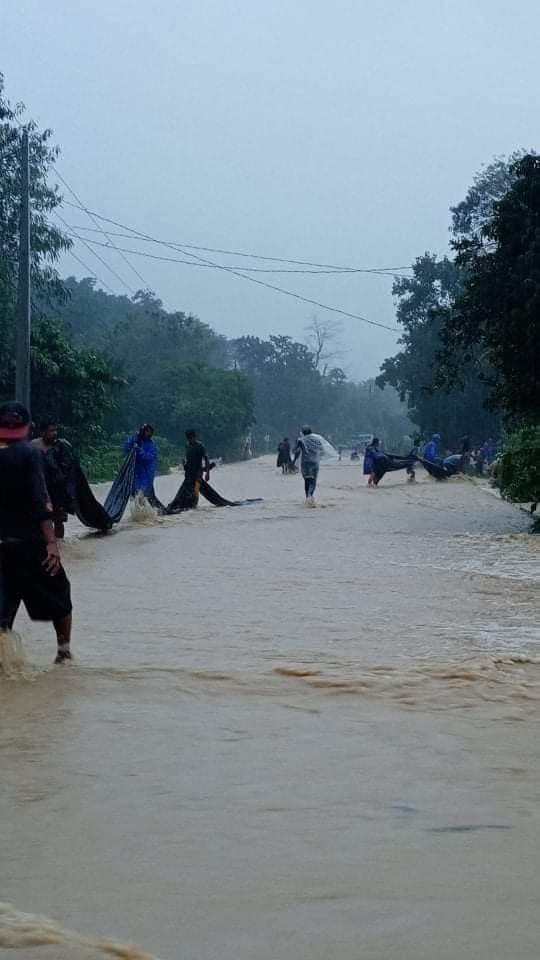 piaregion2's tweet photo. Pagtutulungan ang ipinairal ng mga magsasaka ng Zone 5 (Dasilig) , Quibal, Penablanca Cagayan upang maisalba ang kanilang inaning mais mula sa rumaragasang tubig-ulang hatid ng Bagyong Maring.

📷Jonabel de Castro https://t.co/bJ8MyX2ZHe