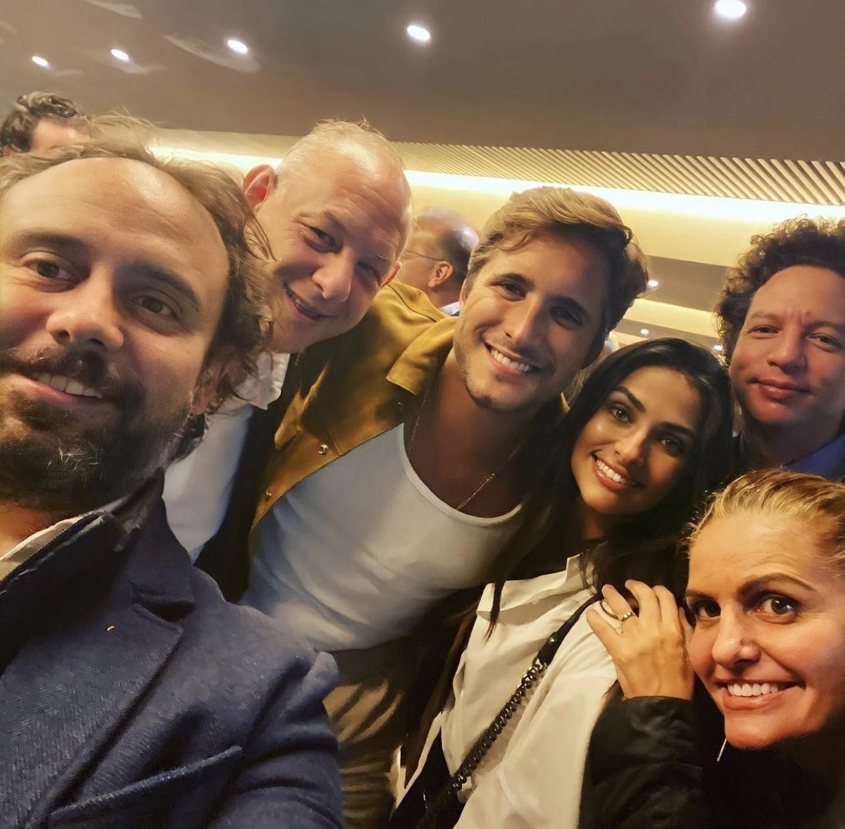 NotnitosBR_'s tweet photo. “Con buenos amigos disfrutando partido @atleticodemadrid vs @fcbarcelona que han venido para @premios_platino esta noche.. gran expectacion con @nuevoord3n de @michaxama con diego esta noche!! Mucha mucha suerte!!!! Y ya sale porfin lavenganzadelasjuanas https://t.co/Agow0JTmIa