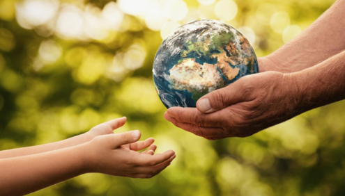 #Urgenceclimatique donnons aux jeunes un espoir qui mobilise et non qui rassure
Alors que la seule solution est de rendre la sobriété désirable dans un contexte de justice sociale globale, on continue d’enfumer les jeunes dans une spirale d’illusions 
<a href="/LCI/">LCI</a>
lci.fr/environnement-…