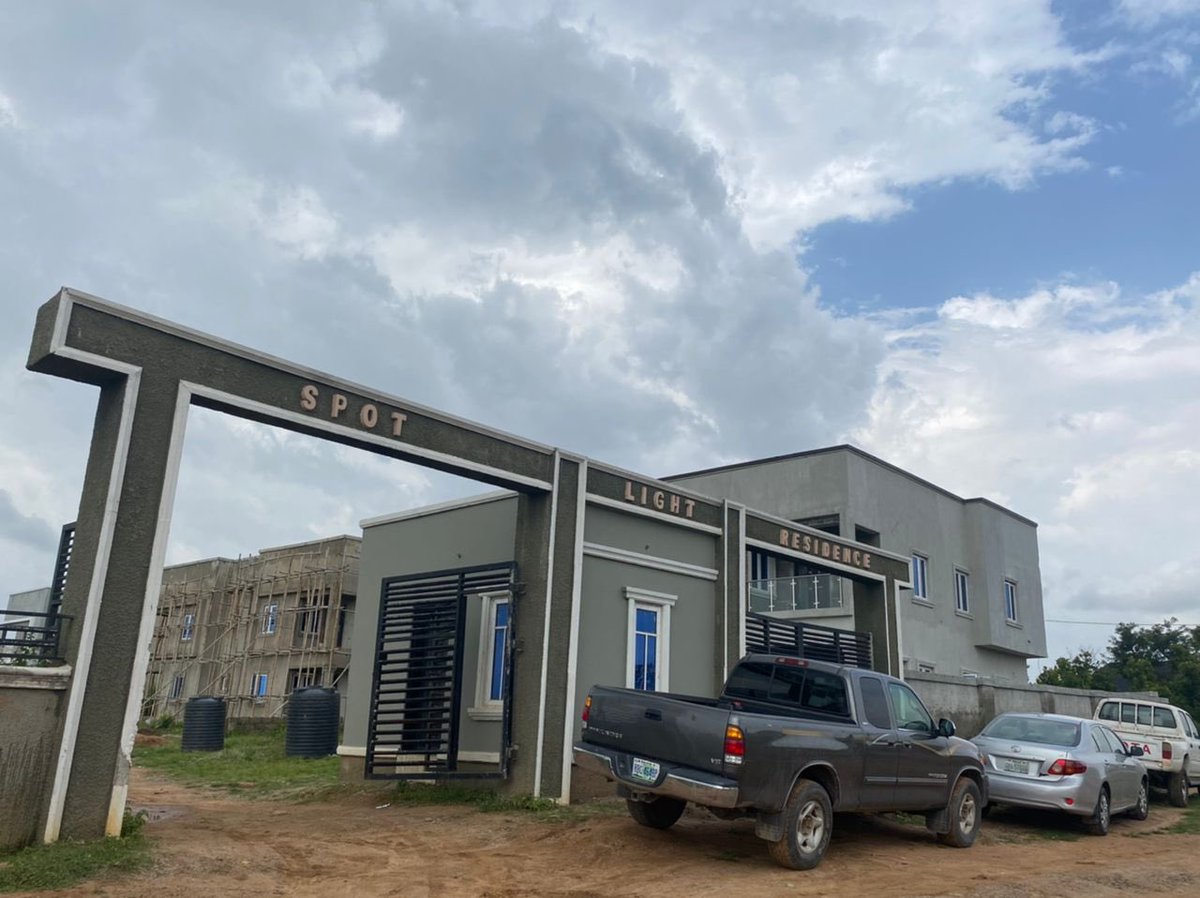 #Scream 4 bedroom semi detached with attached BQ tastefully furnished @ spotlight residence off Jeddo road airport road Lugbe. Behind Dunamis. 
Pay and park in.
Selling: 40M distress price slash.
Speaking to owner