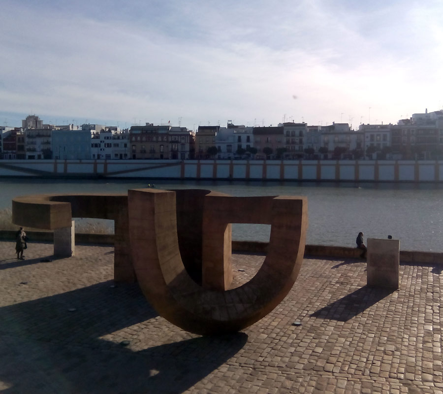 #EsculturaHormigón

Uno de los monumentos contemporáneos realizados en #hormigón para la ciudad de Sevilla, lo encontramos en el Muelle de la Sal. Realizado por el escultor #EduardoChillida, un símbolo a la Tolerancia inaugurado para la Exposición Universal de 1992.