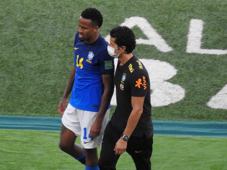 Madrid Xtra. on Twitter: &quot;🚨| Eder Militao had to leave the pitch during  the match against Colombia yesterday suffering from back pain. It&#39;s not a  serious injury, but he must pass medical