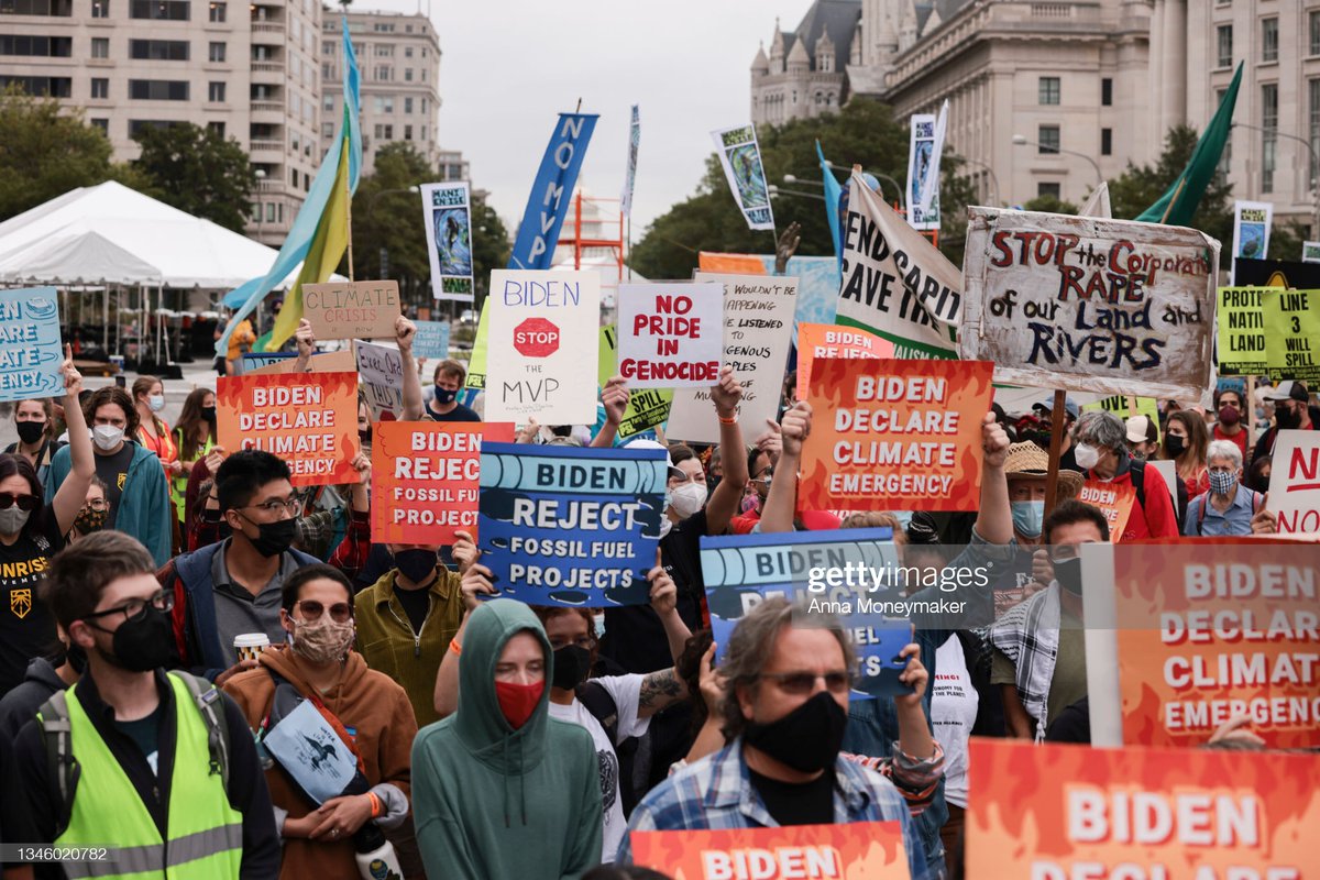 GettyImagesNews's tweet photo. Demonstrators march in honor of #IndigenousPeoplesDay in Washington, DC. Activists organized a march to the #WhiteHouse to demand that U.S. President Joe Biden declare a #climateemergency ahead of the United Nations #climate summit 📸: @AnnaMoneymaker https://t.co/S8mWF4pSEf