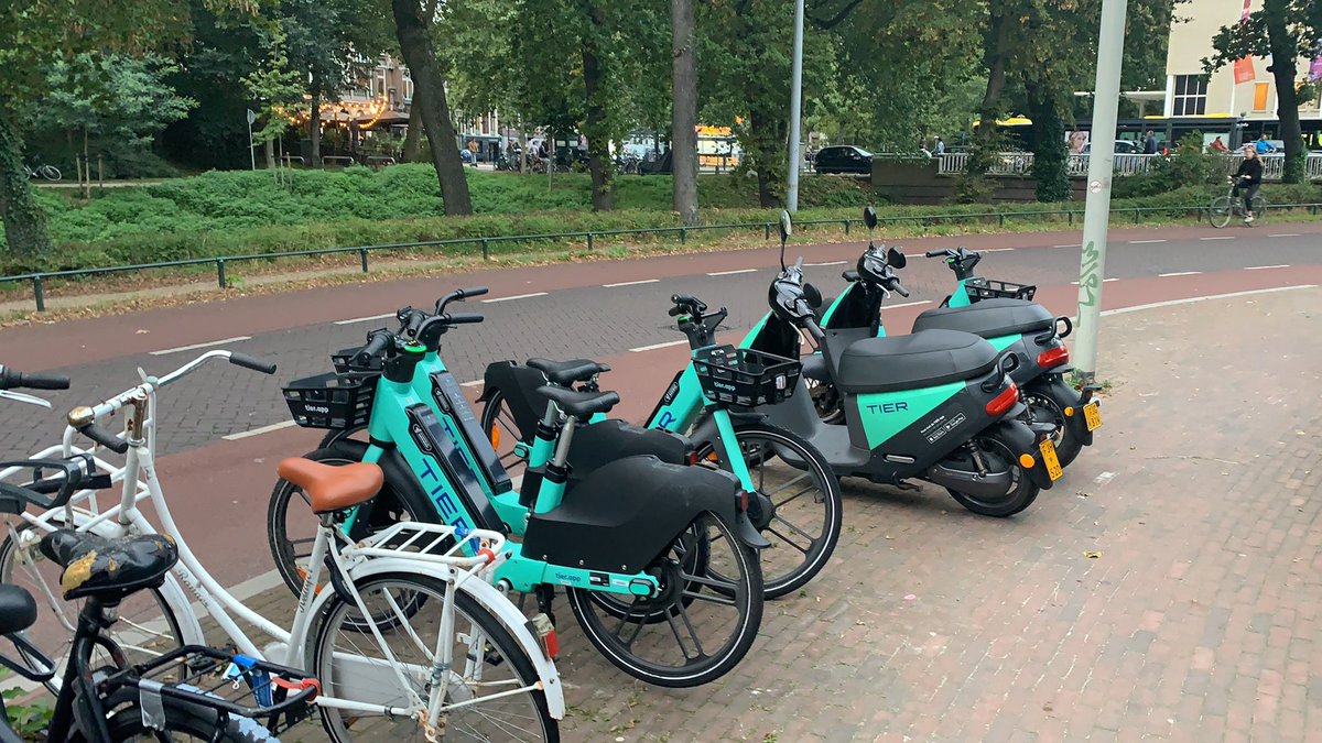 Ik ben voor delen en elektrisch, maar <a href="/GemeenteUtrecht/">Gemeente Utrecht</a> kan dit niet een beetje anders? Ineens 6 van deze apparaten voor de deur en op de stoep..