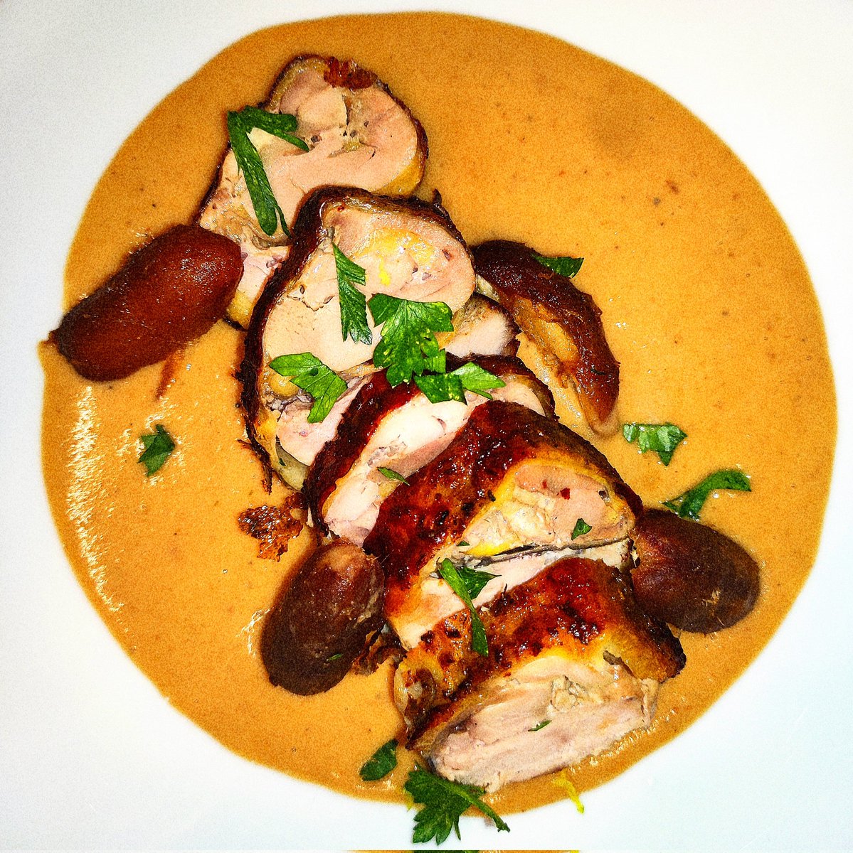 osterialasolfa's tweet photo. Pollo numidico il piatto "stallato" de #ercococlaudio 👨🏻🍳 tu lo hai mai provato?
Rollé di #faraona con salsa che richiama il #garum
😋Stasera chi viene in #osteria potrà gustare questa fantastica #ricetta che è un riadattamento della versione di #apicio
Daje de #anticaroma https://t.co/0fDht5w0Si