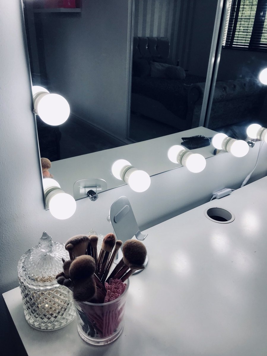 TN30socialmedia's tweet photo. LOLLYWOOD MIRRORS are one of the fantastic bespoke stalls at the @FatOxTenterden Autumn Fayre this Saturday 10-2pm - so why not pop in and say hi and grab yourself a beautiful Hollywood Mirror #tenterden #autumnfayre #supportlocal #bigwrap https://t.co/cxQ8chXhro