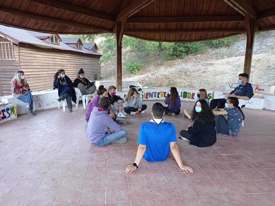 Este fin de semana, el Centro Scout Cerro Mulera ha acogido al XII Foro Joven de Scouts de Andalucía. Los/as participantes han trabajado cuatro mesas sobre:
⚜️Participación juvenil
⚜️Medio ambiente
⚜️Amor y relaciones
⚜️Poesía de la ciencia

#XIIForoJovenSdA #SoyScoutEnAndalucía