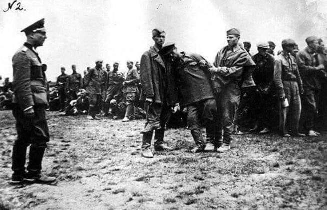 10 ОКТЯБРЯ 1941 ГОДА ПРОСТОЙ СОВЕТСКИЙ СОЛДАТ НАПИСАЛ ПРОЩАЛЬНУЮ ЗАПИСКУ:
"Дорогие люди, соотечественники.. Не забывайте нас. Мы  боролись с фашистским псом. Кто после нас будет живой, пускай помнят, что люди боролись за свою Родину, любили её как мать. Мы непобедимы!"