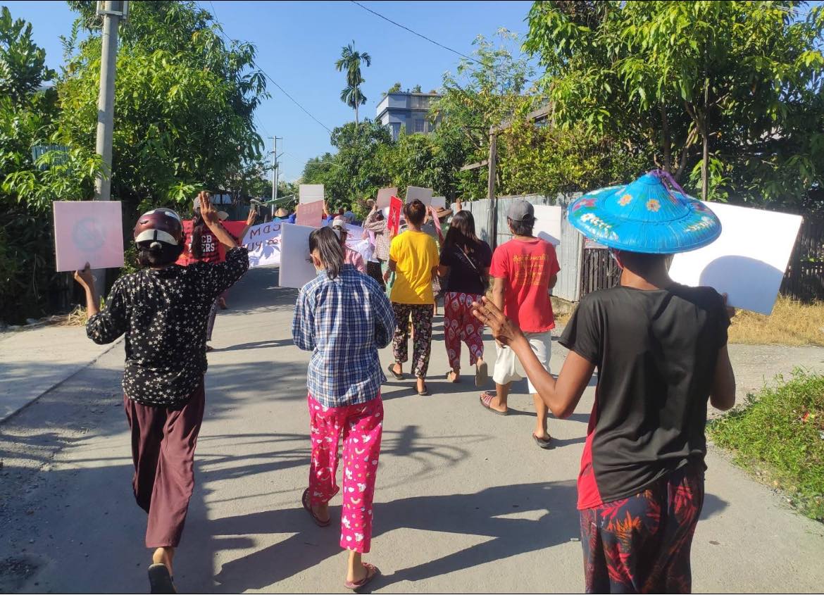 Myanmar_Now_Eng's tweet photo. Kale, Sagaing, is a stronghold of anti-coup protests and resistance and residents came out again today (Oct 11) to protest against Myanmar's military dictatorship. 

Photos: CJ

#WhatsHappeningInMyanmar https://t.co/Lg7ou7WovH