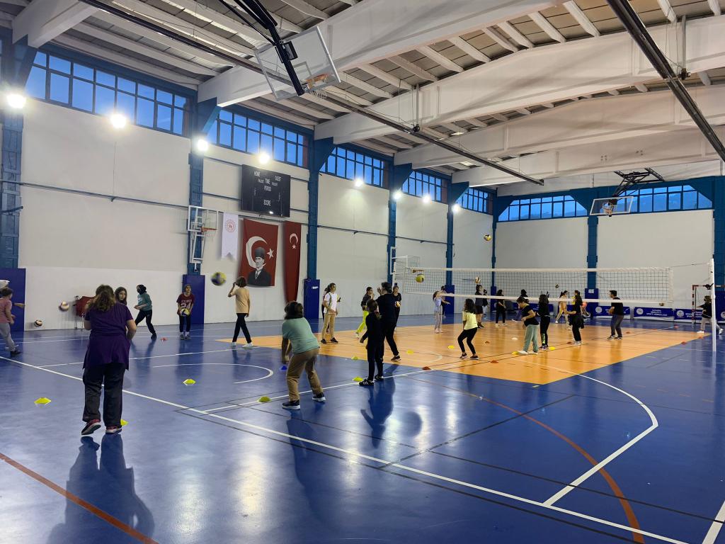 📍 Sapanca Spor Salonu

Voleybol 🏐 Antrenmanları sosyal mesafe ve hijyen kurallarına uygun olarak Gece-Gündüz demeden devam ediyor. #Sporcuyuzbiz #AvrupaSporHaftası
