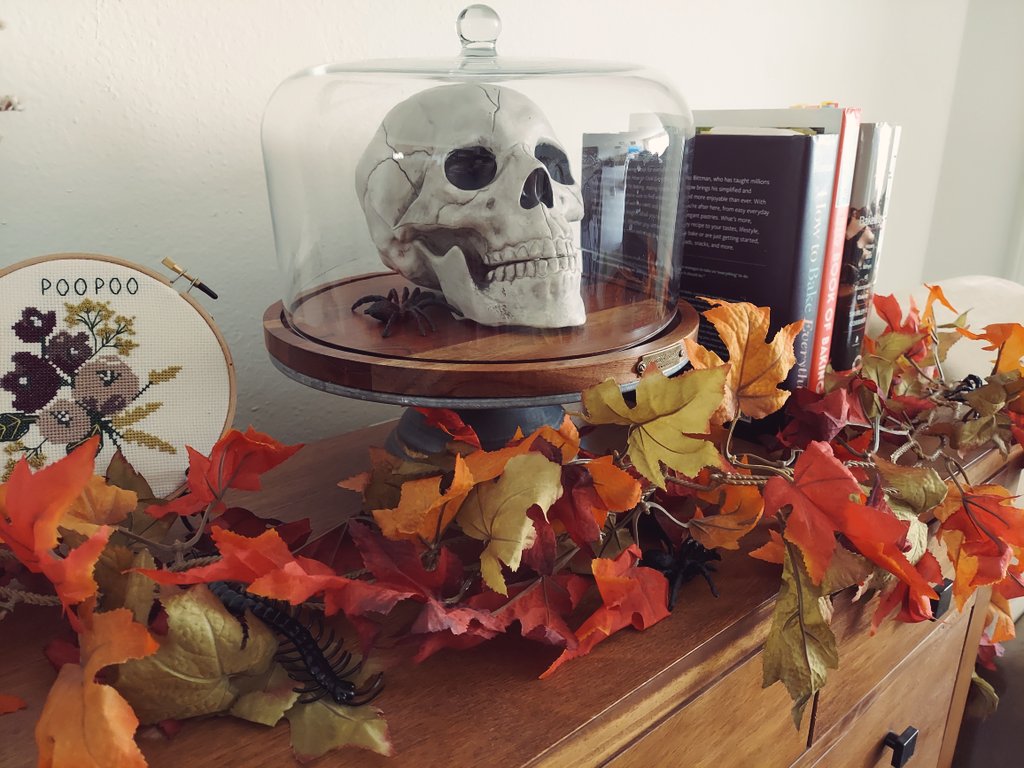 ElJaderos's tweet photo. Fall garland exists exclusively for hiding plastic spiders and bugs, right? https://t.co/dWyPuUEM8e