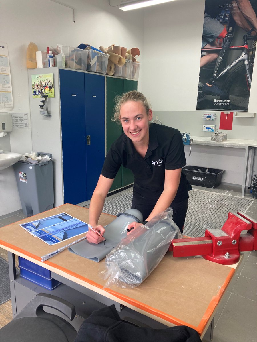 AProthesen's tweet photo. Ein Handwerk ausüben, Menschen helfen, neue Impulse für eine bestmögliche Versorgung austüfteln- das sind Anforderungen die Johanna an ihren Job hat. Das diese auch Herausforderungen mit sich bringen, ist ihr dabei bewusst- denn das macht ihrer Meinung nach den Job interessanter. https://t.co/6531l7vCvG